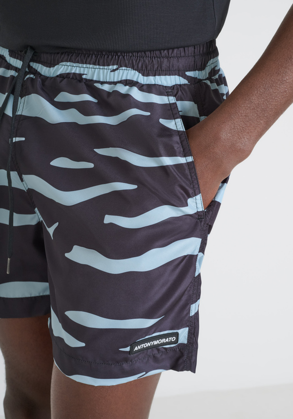 SWIMSUIT REGULAR FIT IN QUICK DRY PRINTED NYLON WITH LOGOED RUBBER PATCH - Antony Morato Online Shop