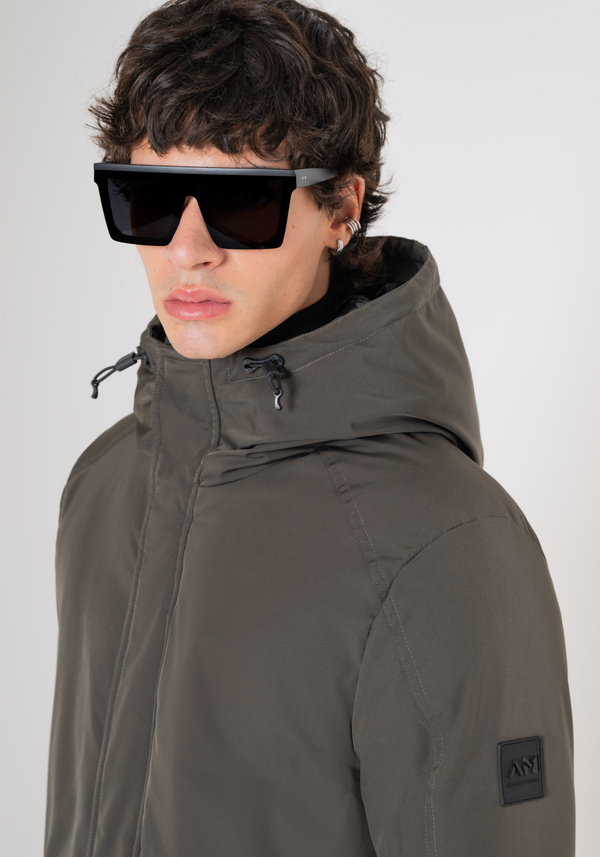 GRÜNER PARKA MIT REGULÄRER PASSFORM AUS NACHHALTIGEM POLYESTER MIT LOGO - Antony Morato Online Shop