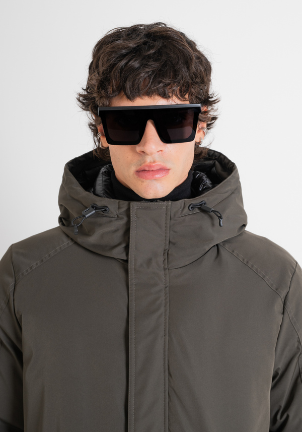 GRÜNER PARKA MIT REGULÄRER PASSFORM AUS NACHHALTIGEM POLYESTER MIT LOGO - Antony Morato Online Shop