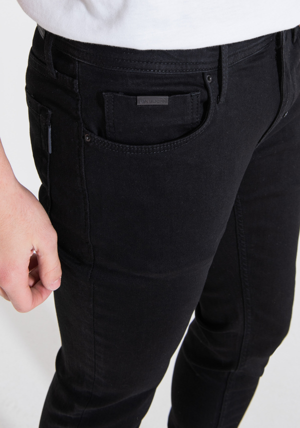 JEANS TAPERED FIT „OZZY“ AUS SCHWARZEM DENIM - Antony Morato Online Shop