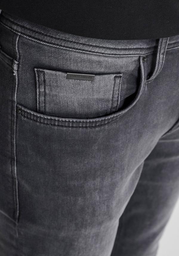 JEAN « OZZY » COUPE TAPERED EN DENIM NOIR - Antony Morato Online Shop
