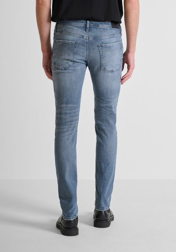 TAPERED FIT JEANS "OZZY" MIT VERLAUFSWÄSCHE UND RISSEN - Antony Morato Online Shop