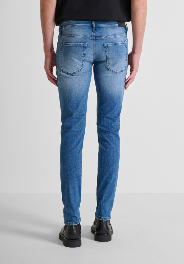 "OZZY" TAPERED FIT JEANS IN FADED TITAN BLUE DENIM - Antony Morato Online Shop