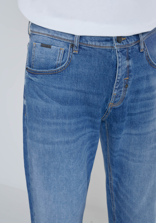 VAQUEROS SLIM STRAIGHT FIT «CLEVE» EN TEJIDO VAQUERO AZUL EFECTO LAVADO - Antony Morato Online Shop