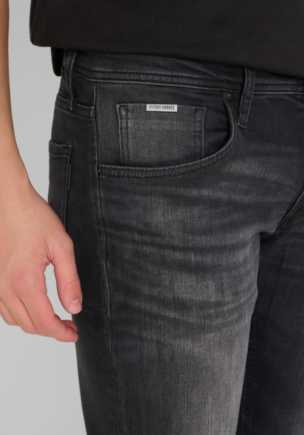 JEAN COUPE CONFORT TAPERED « KURT » EN DENIM NOIR EFFET DÉGRADÉ - Antony Morato Online Shop