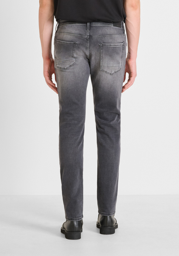"KURT" COMFORT TAPERED FIT JEANS IN BLACK DENIM - Antony Morato Online Shop