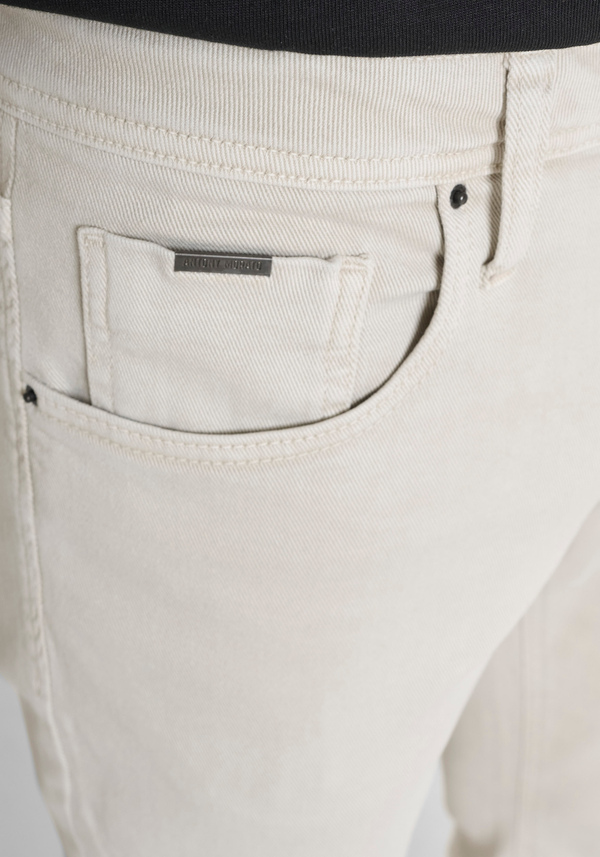 JEAN COUPE CONFORT TAPERED « KURT » EN DENIM COLORÉ - Antony Morato Online Shop
