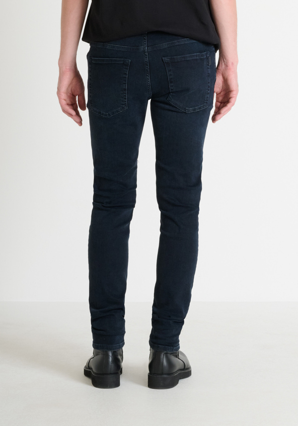 JEANS TAPERED FIT „OZZY“ AUS IKONISCH-BLAUEM STRETCH-DENIM - Antony Morato Online Shop