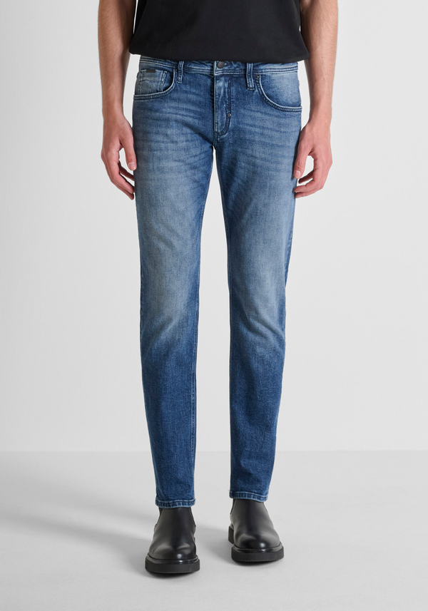 "KURT" COMFORT TAPERED FIT JEANS IN ICONIC BLUE DENIM - Antony Morato Online Shop