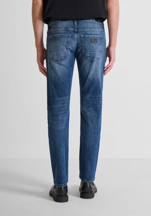"KURT" COMFORT TAPERED FIT JEANS IN ICONIC BLUE DENIM - Antony Morato Online Shop