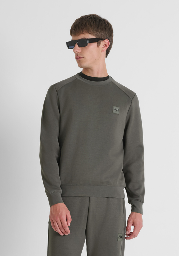 SWEAT COL ROND COUPE REGULAR EN TISSU SCUBA ÉLASTIQUE ET LOGO BADGE GOMMÉ - Antony Morato Online Shop