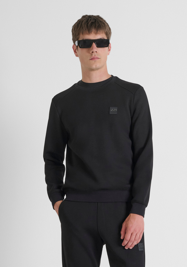 SWEAT COL ROND COUPE REGULAR EN TISSU SCUBA ÉLASTIQUE ET LOGO BADGE GOMMÉ - Antony Morato Online Shop