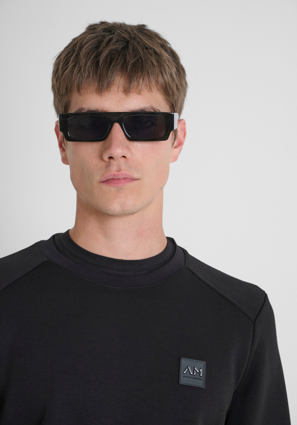 SWEAT COL ROND COUPE REGULAR EN TISSU SCUBA ÉLASTIQUE ET LOGO BADGE GOMMÉ - Antony Morato Online Shop