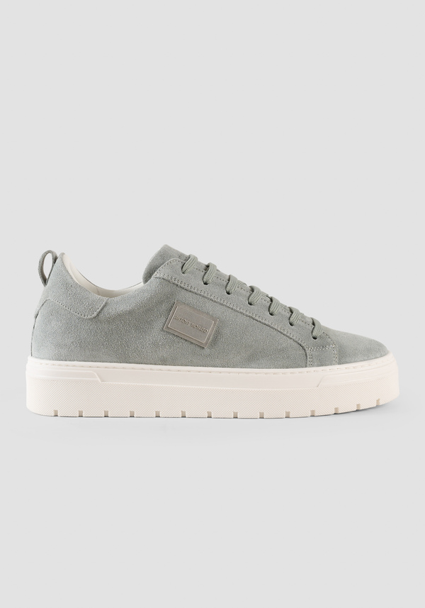 SNEAKERS AUS VELOURSLEDER MIT METALLPLAKETTE - Antony Morato Online Shop