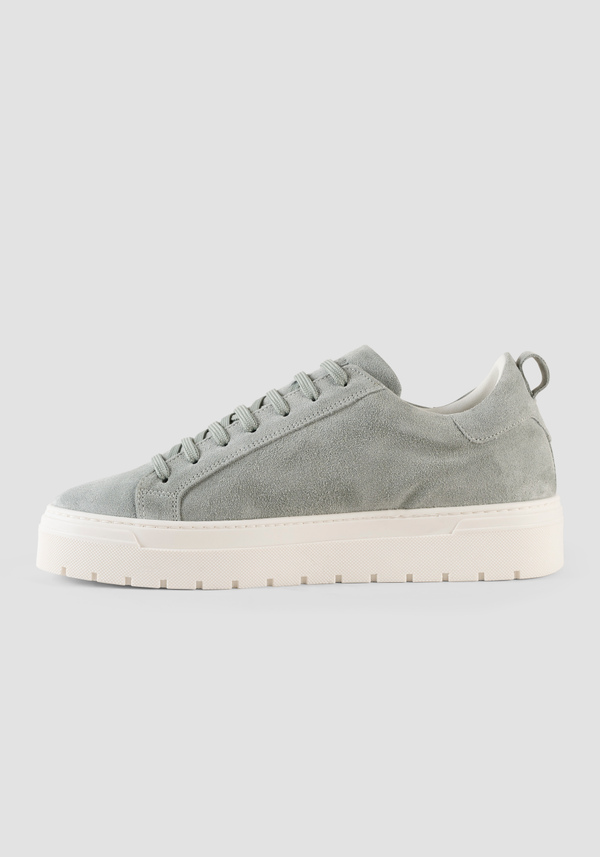 SNEAKERS AUS VELOURSLEDER MIT METALLPLAKETTE - Antony Morato Online Shop