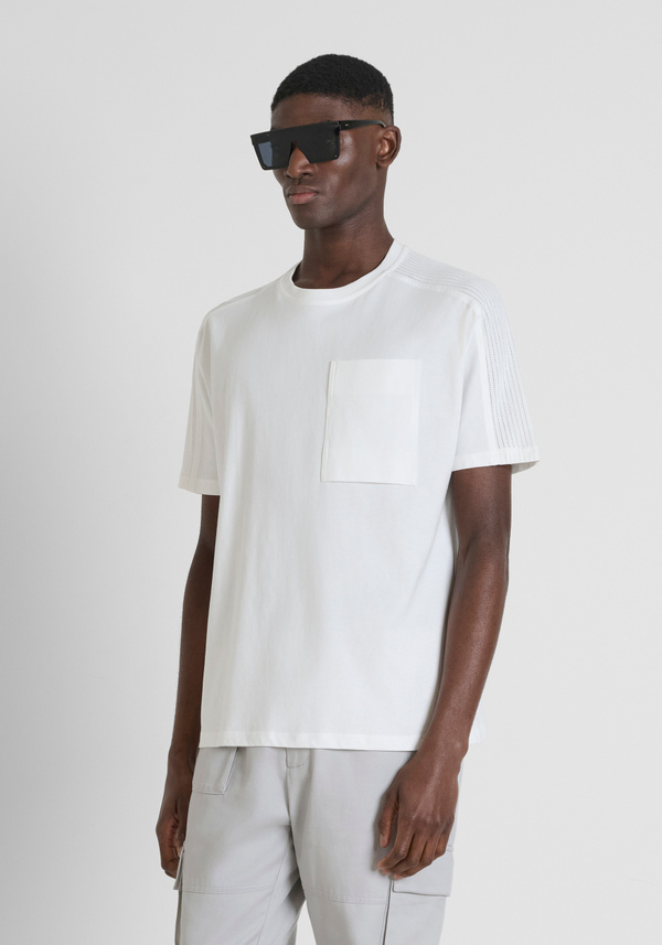 RELAXED FIT 100% COTTON JERSEY T-SHIRT WITH PERFORATED DETAILS AND METAL PLAQUE - Antony Morato Online Shop