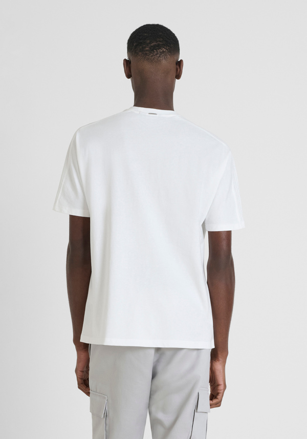 RELAXED FIT 100% COTTON JERSEY T-SHIRT WITH PERFORATED DETAILS AND METAL PLAQUE - Antony Morato Online Shop