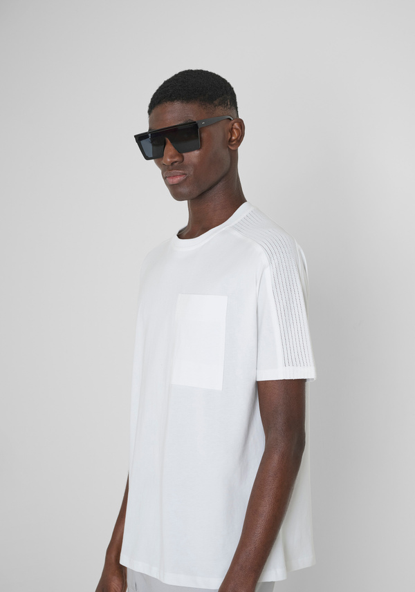 RELAXED FIT 100% COTTON JERSEY T-SHIRT WITH PERFORATED DETAILS AND METAL PLAQUE - Antony Morato Online Shop