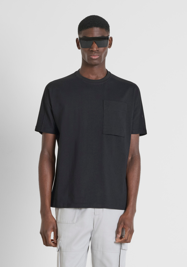 RELAXED FIT 100% COTTON JERSEY T-SHIRT WITH PERFORATED DETAILS AND METAL PLAQUE - Antony Morato Online Shop