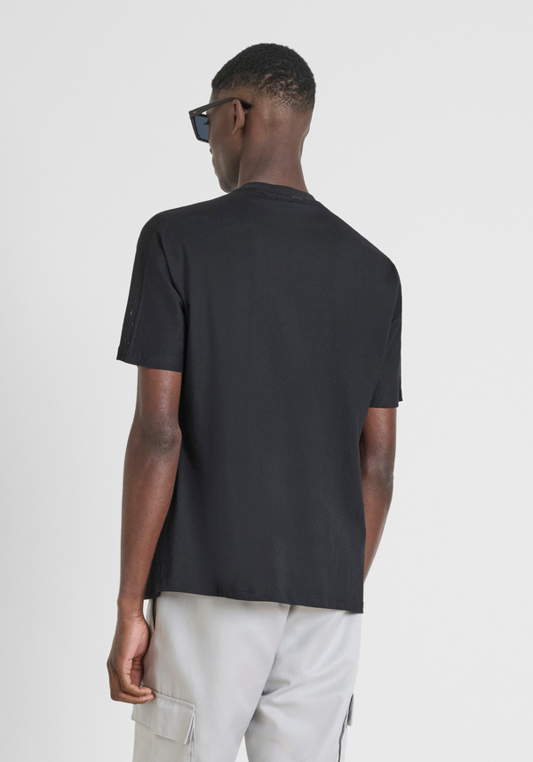 RELAXED FIT 100% COTTON JERSEY T-SHIRT WITH PERFORATED DETAILS AND METAL PLAQUE - Antony Morato Online Shop