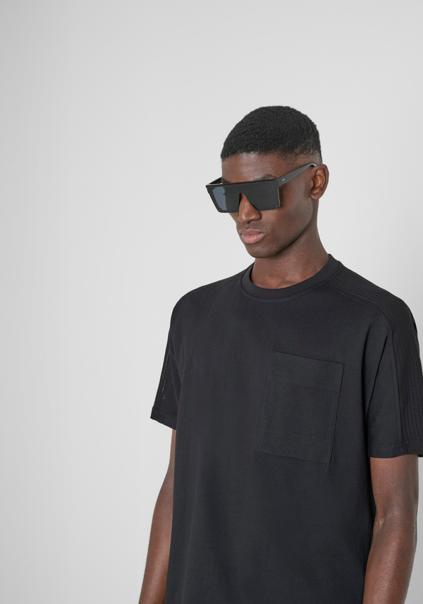 RELAXED FIT 100% COTTON JERSEY T-SHIRT WITH PERFORATED DETAILS AND METAL PLAQUE - Antony Morato Online Shop