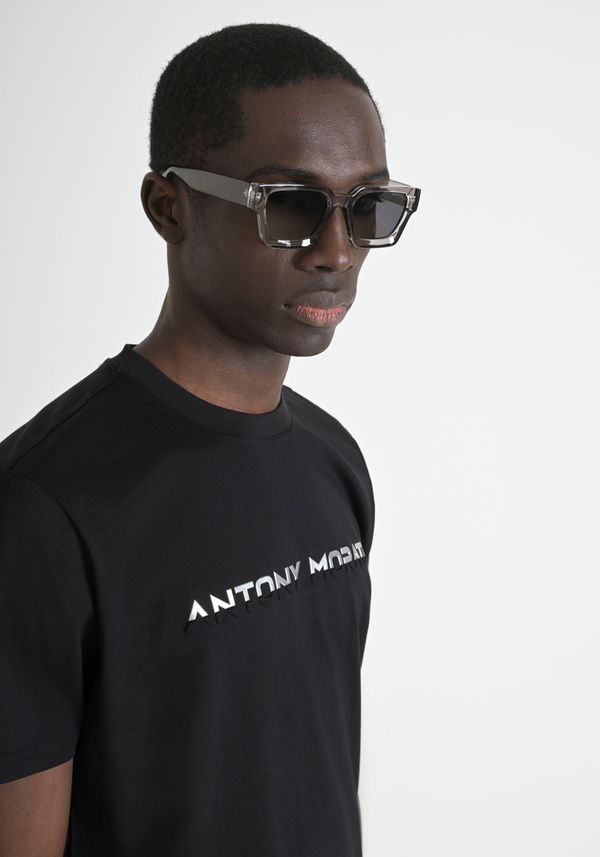REGULAR FIT T-SHIRT IN PURE COTTON JERSEY WITH TWO TONE EMBOSSED LOGO PRINT - Antony Morato Online Shop