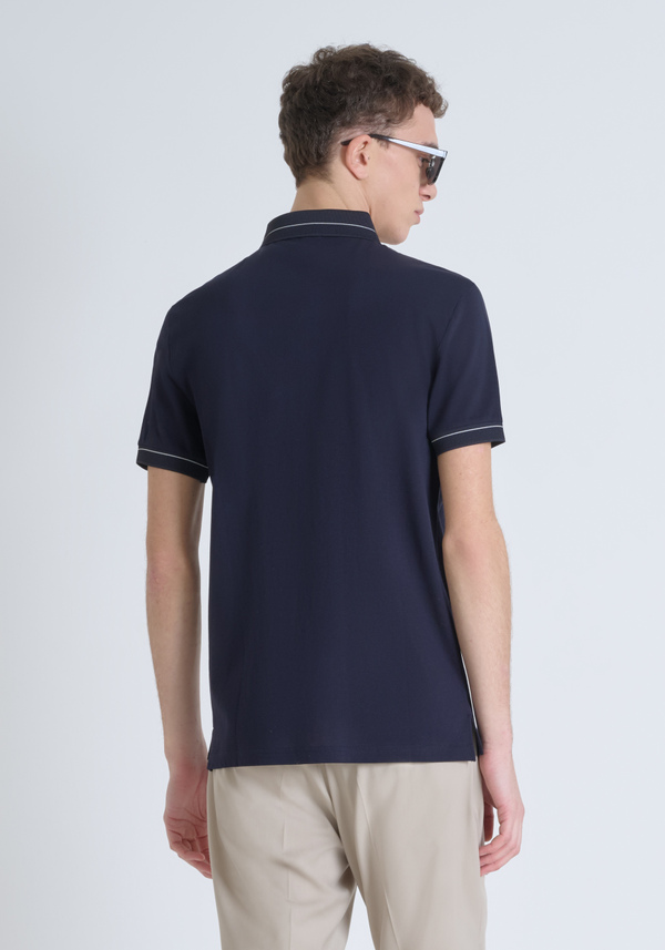T-SHIRT REGULAR FIT AUS 100 % BAUMWOLLJERSEY MIT KONTRASTIERENDEM LOGO-PATCH - Antony Morato Online Shop