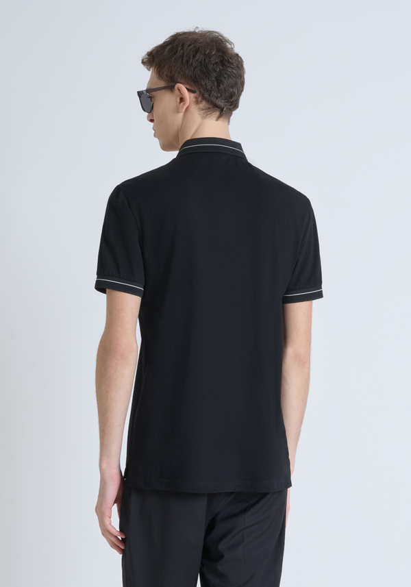 T-SHIRT REGULAR FIT 100 % JERSEY DE COTON AVEC ÉCUSSON LOGOTYPÉ DE COULEUR CONTRASTANTE - Antony Morato Online Shop
