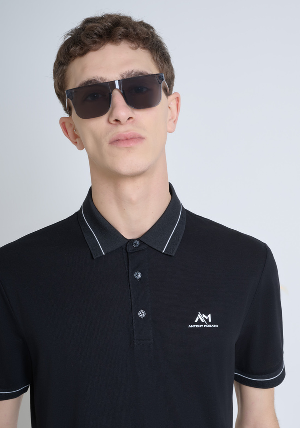 T-SHIRT REGULAR FIT 100 % JERSEY DE COTON AVEC ÉCUSSON LOGOTYPÉ DE COULEUR CONTRASTANTE - Antony Morato Online Shop