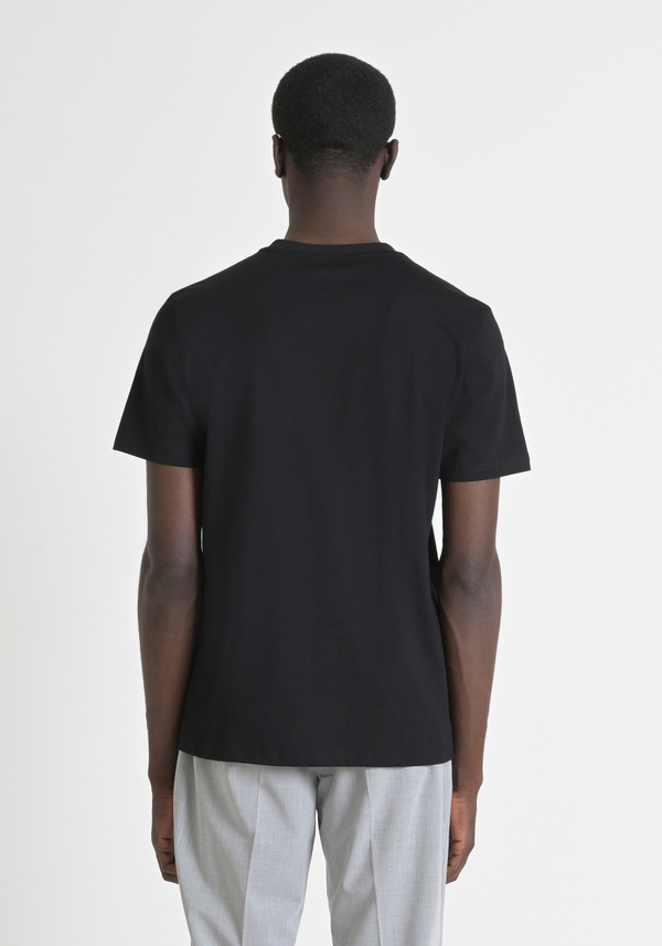 POLOSHIRT REGULAR FIT AUS 100 % EINFARBIGEM BAUMWOLLPIKEE UND FARBLICH ABGESTIMMTEM TIGER-PATCH - Antony Morato Online Shop