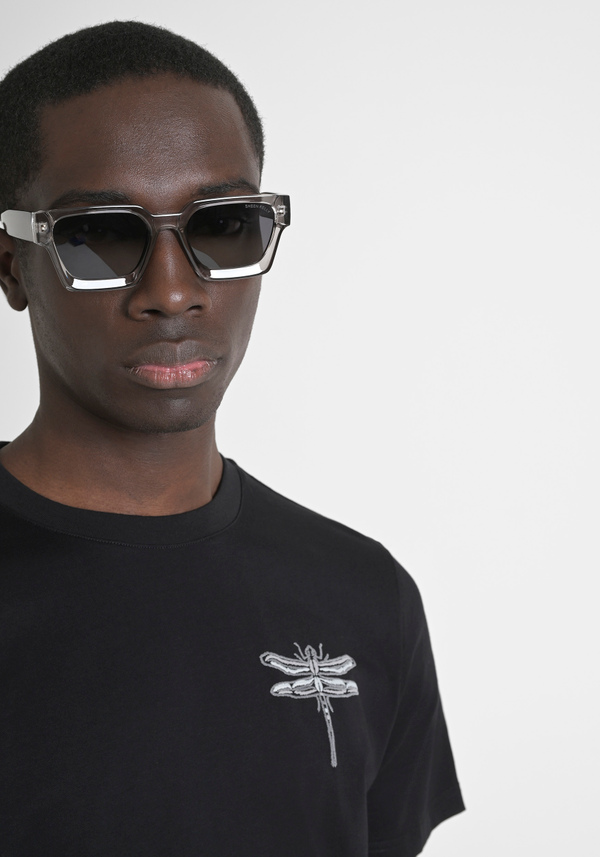 POLOSHIRT REGULAR FIT AUS 100 % EINFARBIGEM BAUMWOLLPIKEE UND FARBLICH ABGESTIMMTEM TIGER-PATCH - Antony Morato Online Shop