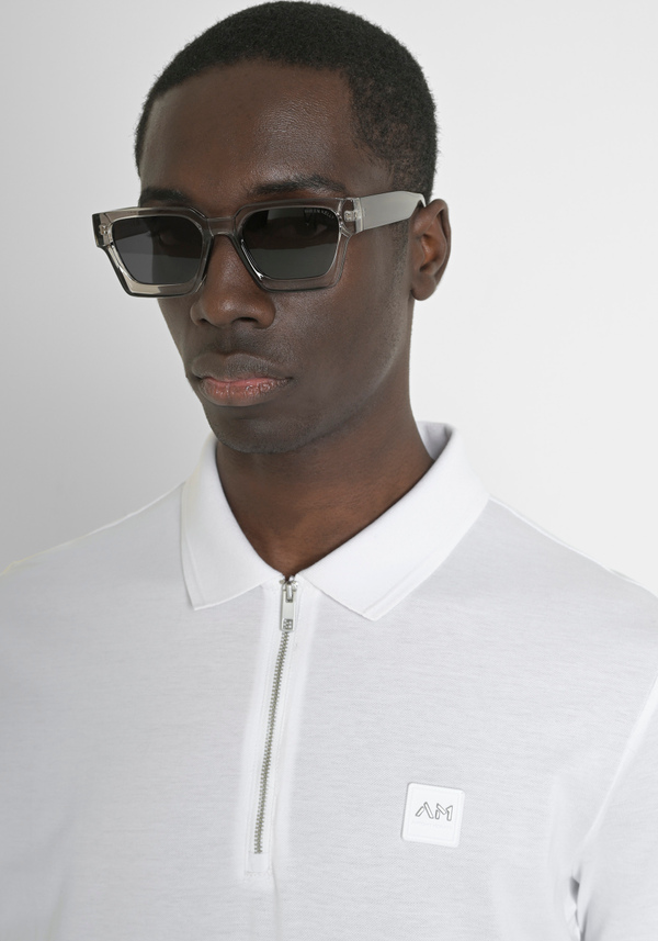 T-SHIRT REGULAR FIT AUS 100 % BAUMWOLLJERSEY MIT GENÄHTEM PATCH UND KONTRASTIERENDEM MONOGRAMM - Antony Morato Online Shop