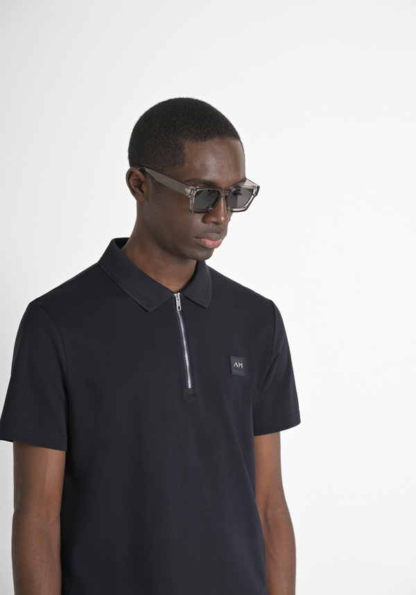 T-SHIRT REGULAR FIT AUS 100 % BAUMWOLLJERSEY MIT GENÄHTEM PATCH UND KONTRASTIERENDEM MONOGRAMM - Antony Morato Online Shop