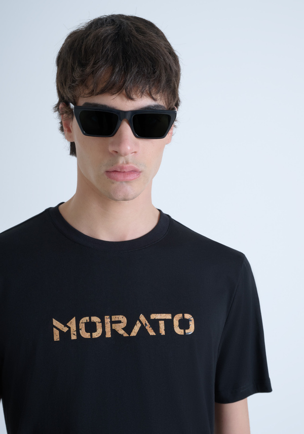 CAMISETA REGULAR FIT DE ALGODÓN JERSEY CON LOGOTIPO DE CORCHO ESTAMPADO - Antony Morato Online Shop