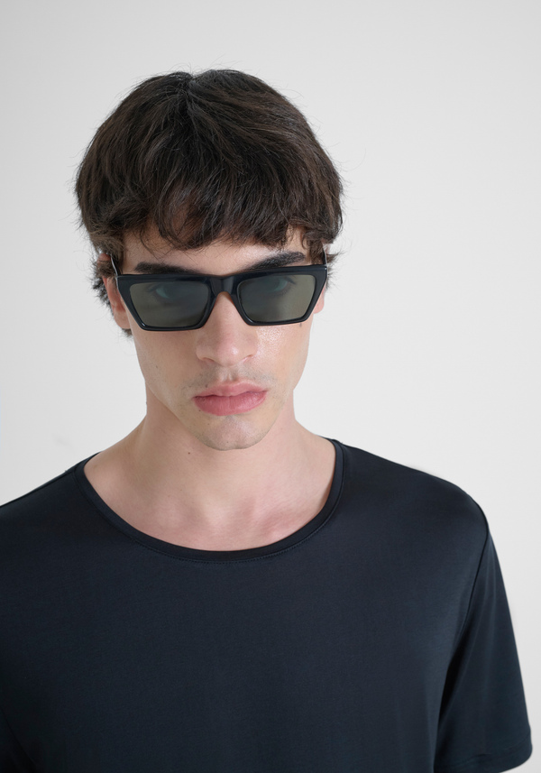 REGULAR FIT T-SHIRT IN SOFT STRETCH FABRIC WITH LOGO PLAQUE STITCHED ON THE BACK - Antony Morato Online Shop