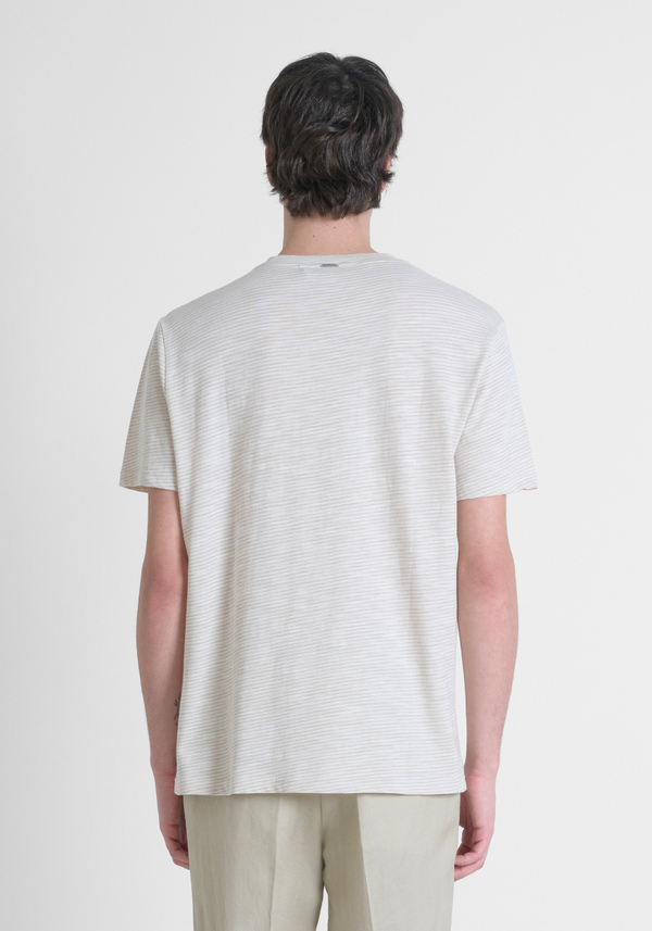 T-SHIRT DÉCONTRACTÉ EN COTON AVEC ÉCUSSON EN MÉTAL - Antony Morato Online Shop