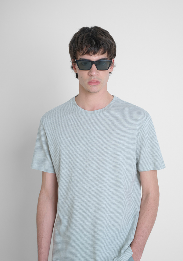 T-SHIRT DÉCONTRACTÉ EN COTON AVEC ÉCUSSON EN MÉTAL - Antony Morato Online Shop