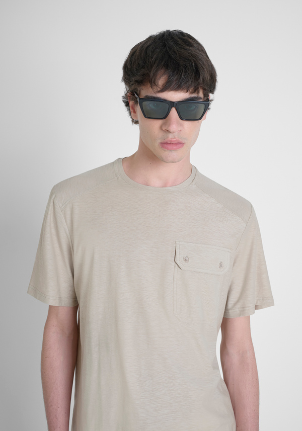 T-SHIRT DÉCONTRACTÉ EN COTON AVEC ÉCUSSON EN MÉTAL - Antony Morato Online Shop