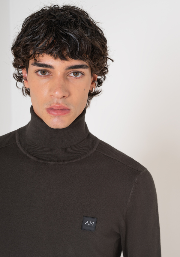 MAGLIA SLIM FIT IN FILATO MISTO VISCOSA CON PATCH LOGATO - Antony Morato Online Shop