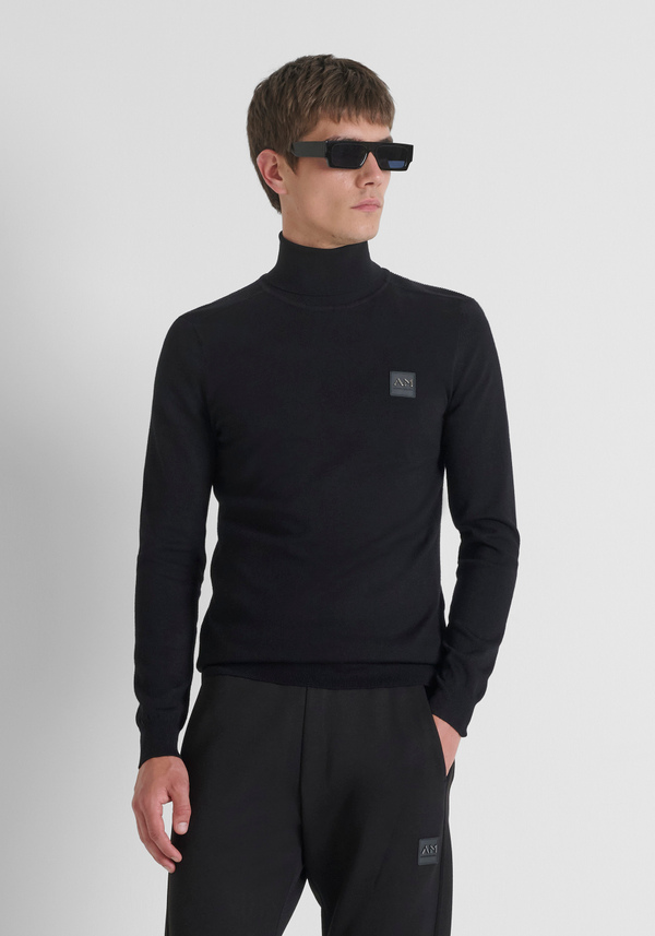 SLIM FIT TURTLENECK SWEATER IN VISCOSE BLEND YARN WITH LOGO PATCH - Antony Morato Online Shop