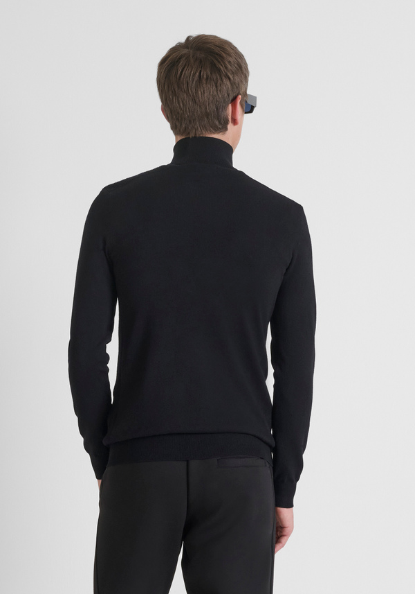 SLIM FIT TURTLENECK SWEATER IN VISCOSE BLEND YARN WITH LOGO PATCH - Antony Morato Online Shop
