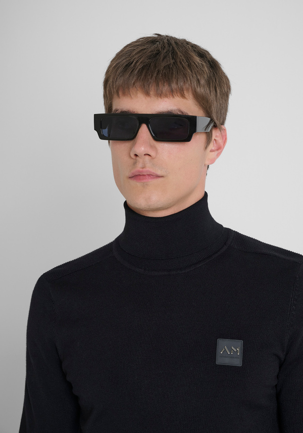 SLIM FIT TURTLENECK SWEATER IN VISCOSE BLEND YARN WITH LOGO PATCH - Antony Morato Online Shop