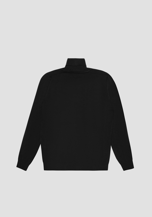 SLIM FIT TURTLENECK SWEATER IN VISCOSE BLEND YARN WITH LOGO PATCH - Antony Morato Online Shop