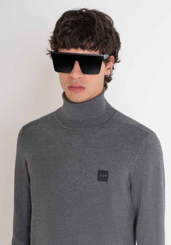 MAGLIA SLIM FIT IN FILATO MISTO VISCOSA CON PATCH LOGATO - Antony Morato Online Shop