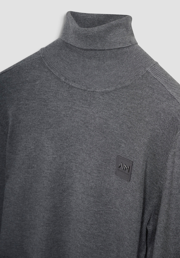 SLIM FIT TURTLENECK SWEATER IN VISCOSE BLEND YARN WITH LOGO PATCH - Antony Morato Online Shop