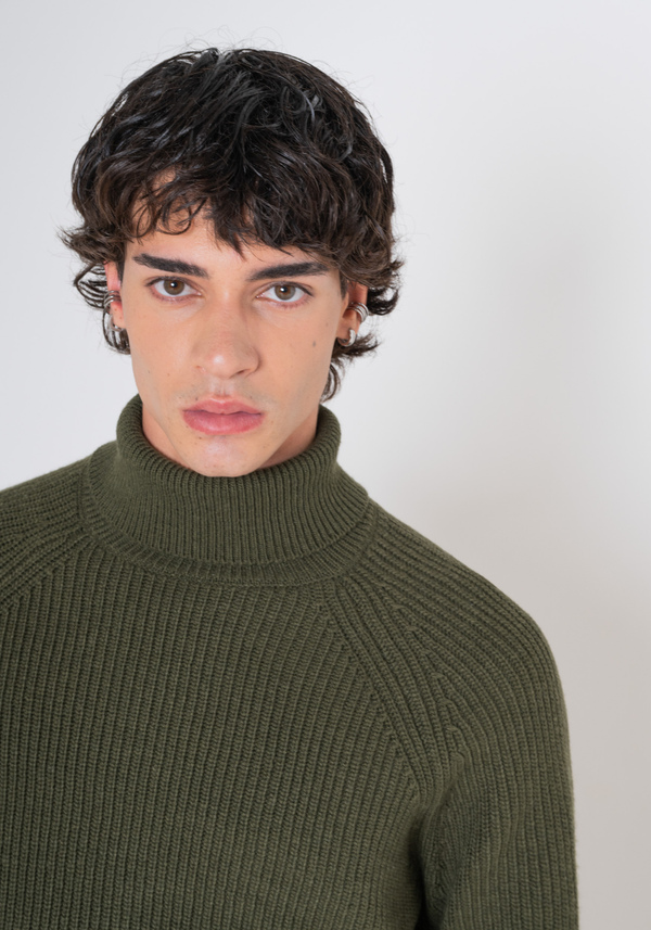 REGULAR FIT GREEN TURTLENECK SWEATER IN WOOL BLEND - Antony Morato Online Shop
