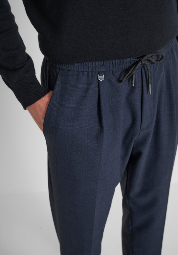 PANTALONES REGULAR FIT «NEIL» EN MEZCLA DE VISCOSA ELÁSTICA CON MOTIVO - Antony Morato Online Shop