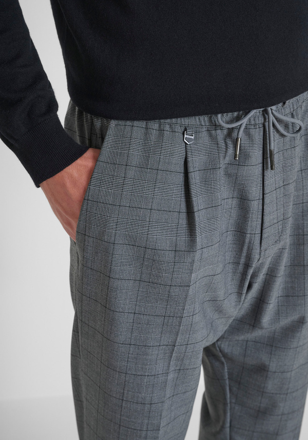 PANTALONES REGULAR FIT «NEIL» EN MEZCLA DE VISCOSA ELÁSTICA CON MOTIVO - Antony Morato Online Shop
