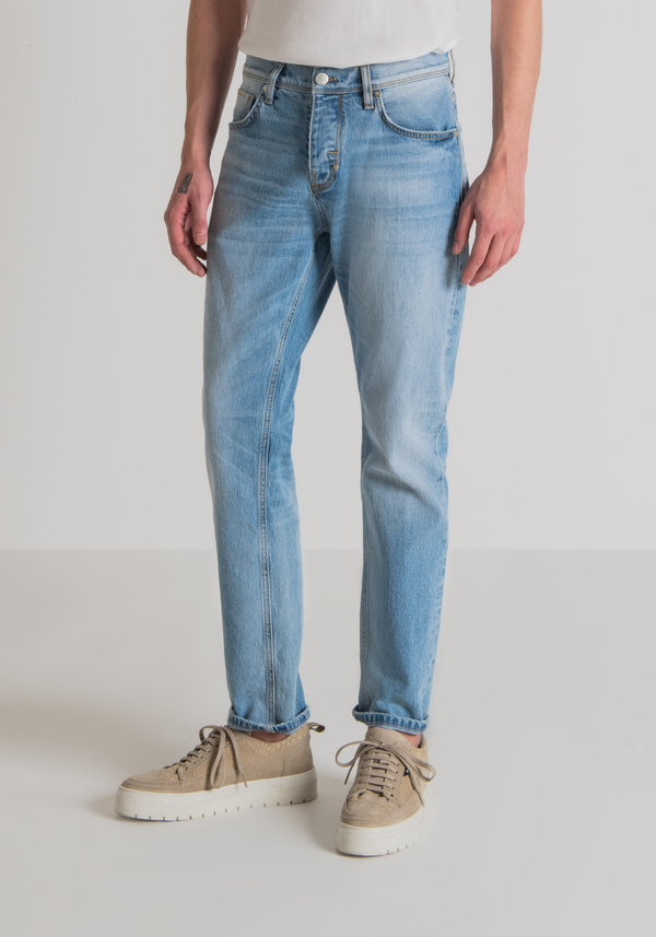 "CLEVE" STRAIGHT LEG SLIM FIT JEANS IN COMFORT DENIM WITH LIGHT WASH - Antony Morato Online Shop