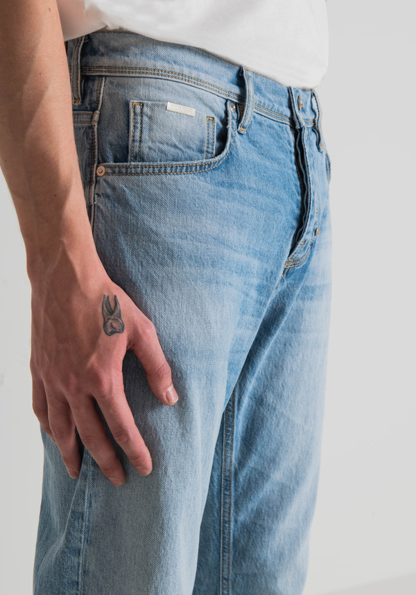 "CLEVE" STRAIGHT LEG SLIM FIT JEANS IN COMFORT DENIM WITH LIGHT WASH - Antony Morato Online Shop